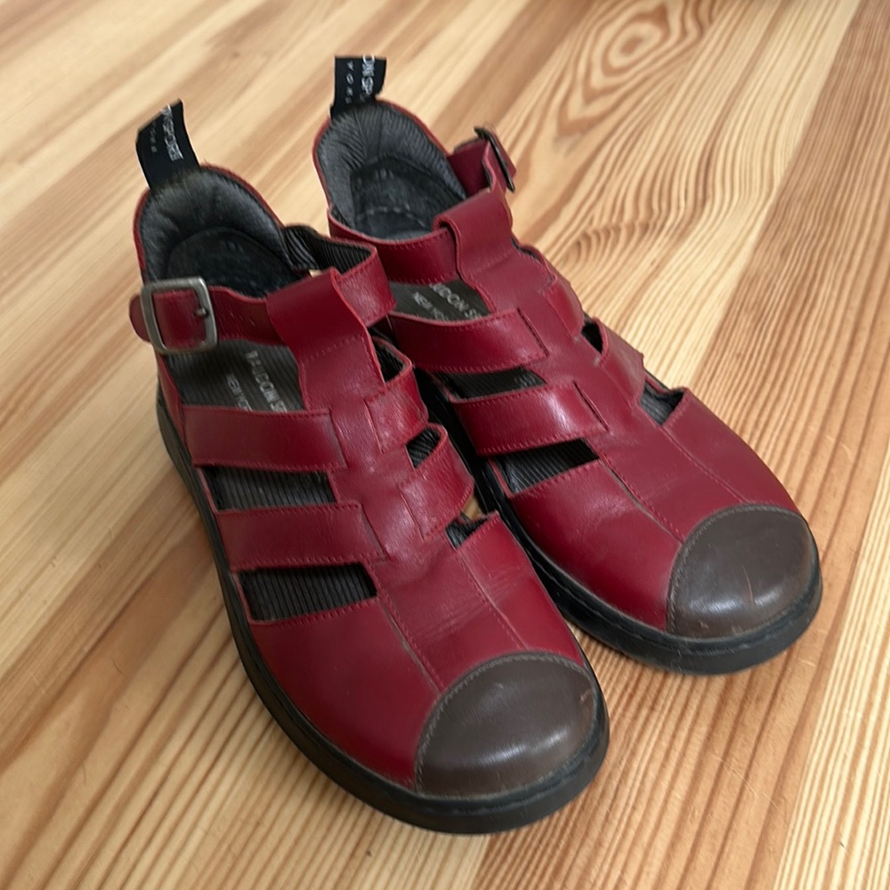 Women’s leather t-strap shoes… great condition… barely worn…size 39.5